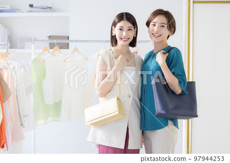 購物形象女人享受購物 購物形象女人享受購物 97944253