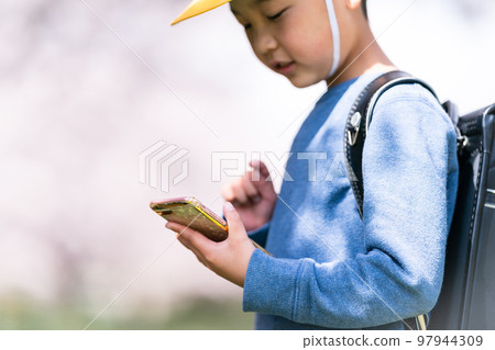 smartphone, sumaho, elementary student 97944309