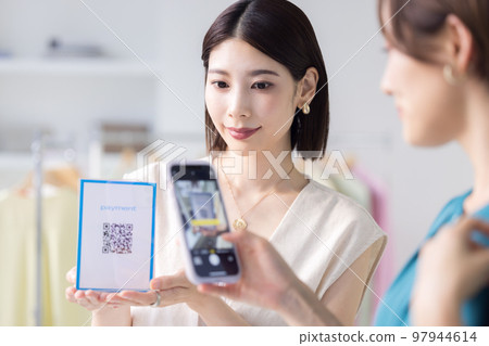 購物員和顧客進行無現金支付 購物員和顧客進行無現金支付 97944614