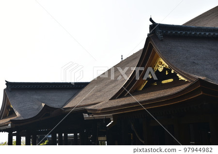 日本京都清水寺國寶大殿稱為清水舞台柏樹皮屋頂日本傳統建築 日本京都清水寺國寶大殿稱為清水舞台柏樹皮屋頂日本傳統建築 97944982