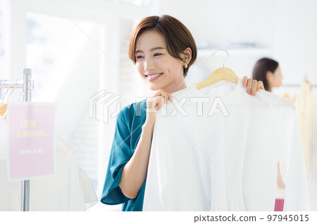 Shopping image Woman enjoying shopping Shopping image Woman enjoying shopping 97945015