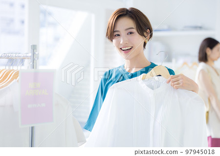 購物形象女人享受購物 97945018