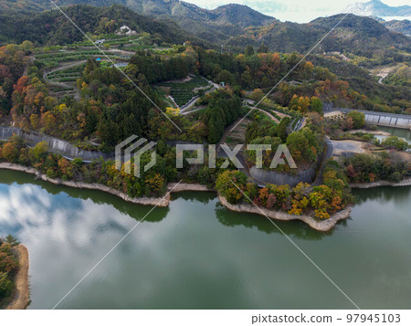 站在大壩 站在大壩 97945103