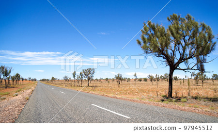 Drive through the Central Australian desert 97945512