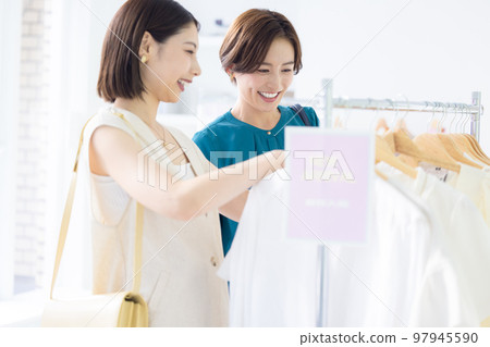 購物形象女人享受購物 購物形象女人享受購物 97945590