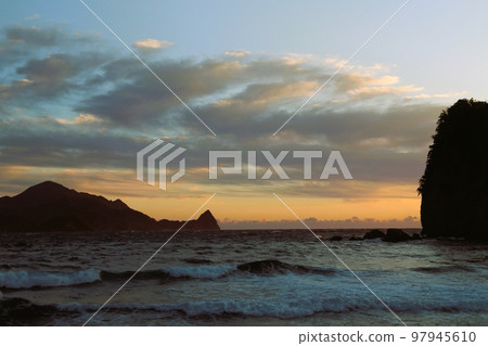西伊豆的 Sehama 海岸的日落,洶湧的海浪,日落 西伊豆的 Sehama 海岸的日落,洶湧的海浪,日落 97945610