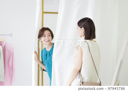 試穿衣服的女人圖片 97945786