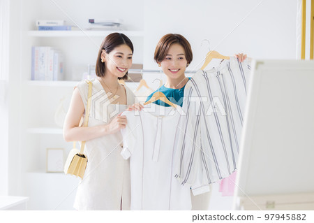 購物形象女人享受購物 購物形象女人享受購物 97945882