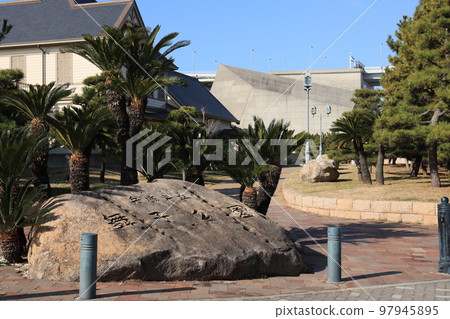 明石海峽橋下舞子公園入口處的石碑 97945895