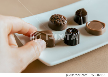 情人節吃巧克力時女人的手讀 情人節吃巧克力時女人的手讀 97946436