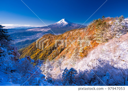 “山梨縣”富士山和富士山。 97947053