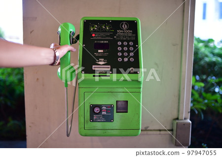 手拿著公用電話聽筒 手拿著公用電話聽筒 97947055