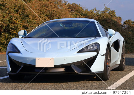 停車場中一輛跑車的圖像 97947294