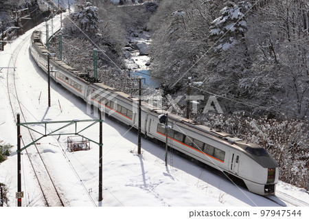 冬季穿越諏訪峽的臨時特快水上:651系列列車 冬季穿越諏訪峽的臨時特快水上:651系列列車 97947544