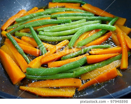 Glazed carrot sticks with green beans 97948898