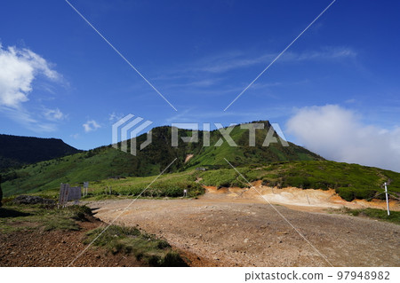 群馬縣嬬戀村 長野縣高山村 從群馬縣界嶺步道的金無嶺眺望波布岳 2022 年 9 月 26 日 群馬縣嬬戀村 長野縣高山村 從群馬縣界嶺步道的金無嶺眺望波布岳 2022 年 9 月 26 日 97948982