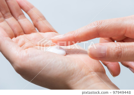 指尖接觸手掌上的奶油 97949448