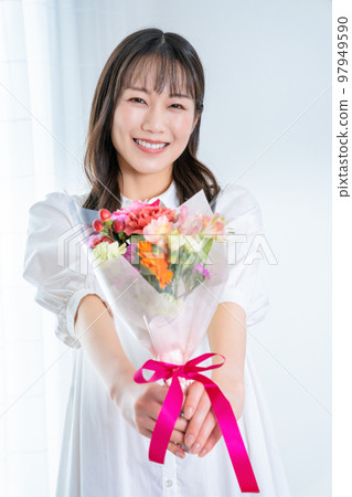 一個女人通過一束 97949590