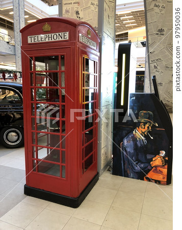 red telephone booth 97950036
