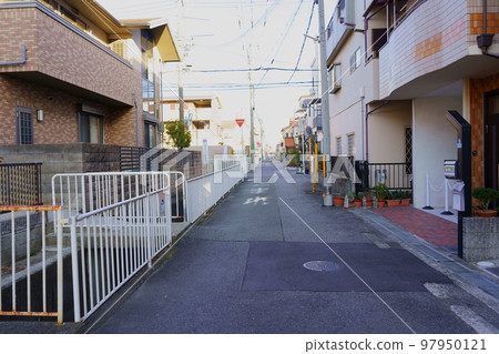 住宅區一條狹窄的道路，有排水溝 97950121