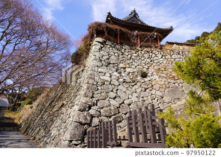 勝尾寺的石牆和鍾樓的屋頂（大阪府箕面市） 97950122