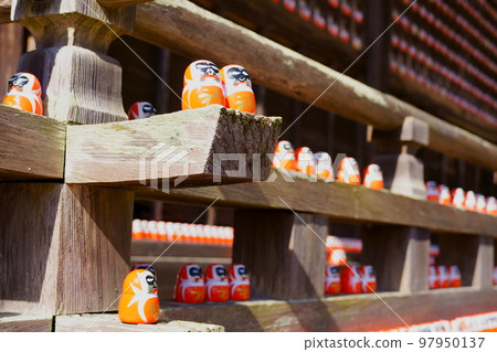 蓋在欄杆上的勝尾寺法簽（大阪府箕面市） 97950137