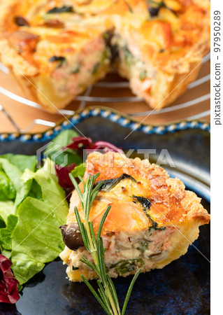 Spinach and salmon quiche6 97950289