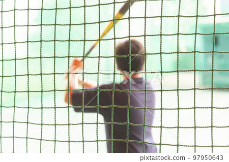 練習擊球的男孩 Focus on the front net 97950643