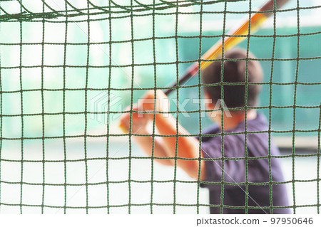 練習擊球的男孩 Focus on the front net 97950646