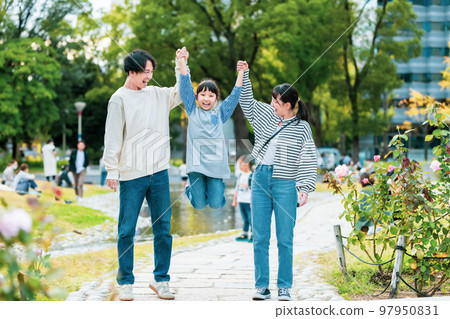 一家人一起在公園玩耍 97950831