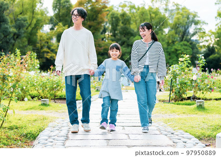 一家人一起在公園裡散步 97950889