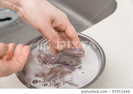 [Preparing the stir-fried pork liver with beer] 97951048