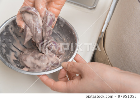 [Mix katakuriko and salad oil with pork liver after preparation] 97951053