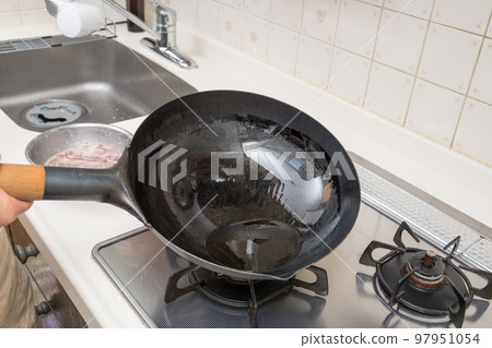 [Make stir-fried levanilla. Add a lot of oil to the wok.] 97951054