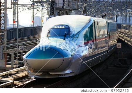 At Tohoku Shinkansen E5 Series Omiya Station, which runs fast on the run-up section heading to the land At Tohoku Shinkansen E5 Series Omiya Station, which runs fast on the run-up section heading to the land 97952725