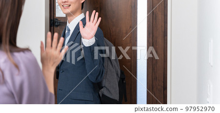 老公上班，老婆在門口送行 97952970