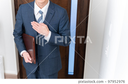 上門推銷的年輕推銷員（商人/推銷員） 97952976