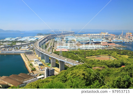 [香川縣]從松辻山展望台看到的瀨戶大橋和盤王工業區 97953715