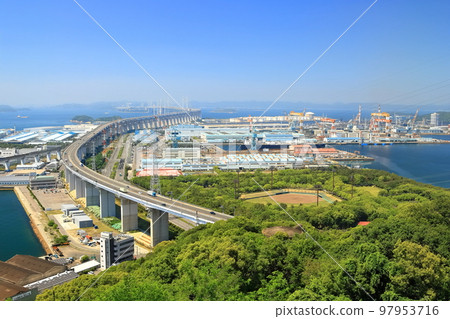 [香川縣]從松辻山展望台看到的瀨戶大橋和盤王工業區 97953716