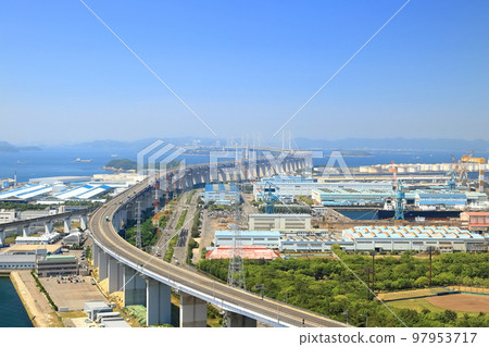 [香川縣]從松辻山展望台看到的瀨戶大橋和盤王工業區 97953717