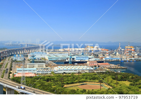 [香川縣]從松辻山展望台看到的瀨戶大橋和盤王工業區 97953719