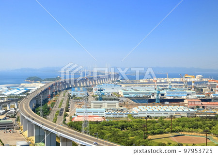 [香川縣]從松辻山展望台看到的瀨戶大橋和盤王工業區 97953725