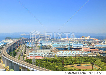[香川縣]從松辻山展望台看到的瀨戶大橋和盤王工業區 97953726