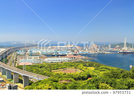 [香川縣]從松辻山展望台看到的瀨戶大橋和盤王工業區 97953731