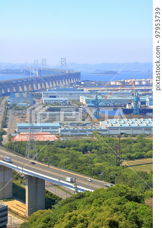 [香川縣]從松辻山展望台看到的瀨戶大橋和盤王工業區 97953739