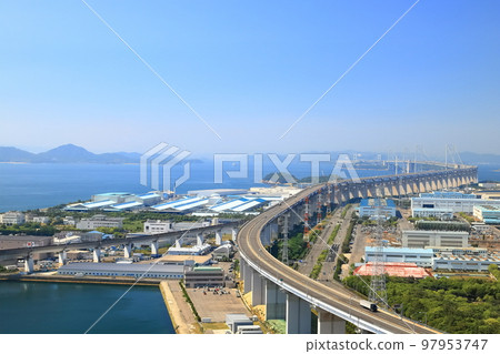 [香川縣]從松辻山展望台看到的瀨戶大橋和盤王工業區 97953747