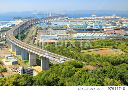 [香川縣]從松辻山展望台看到的瀨戶大橋和盤王工業區 97953748