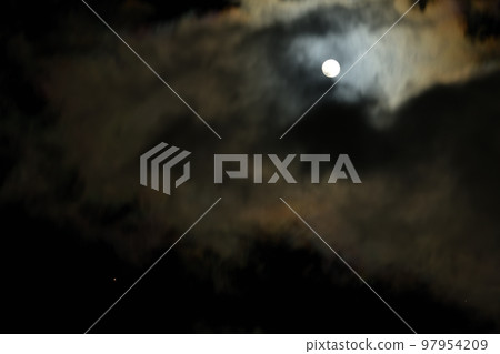 In Hakushu-cho, Hokuto City, the moon (upper right) and Mars (lower left) can be seen between the clouds with an age of 13.2 97954209