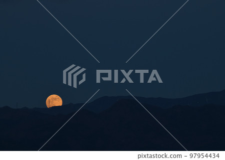 北斗市白州町，一輪月齡14.2的紅色滿月與火星一同升起（月球右上方） 97954434