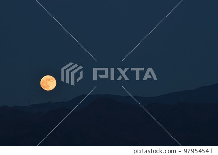 Hakushu Town, Hokuto City, a red full moon with a moon age of 14.2 has risen with Mars (upper right of the moon) 97954541